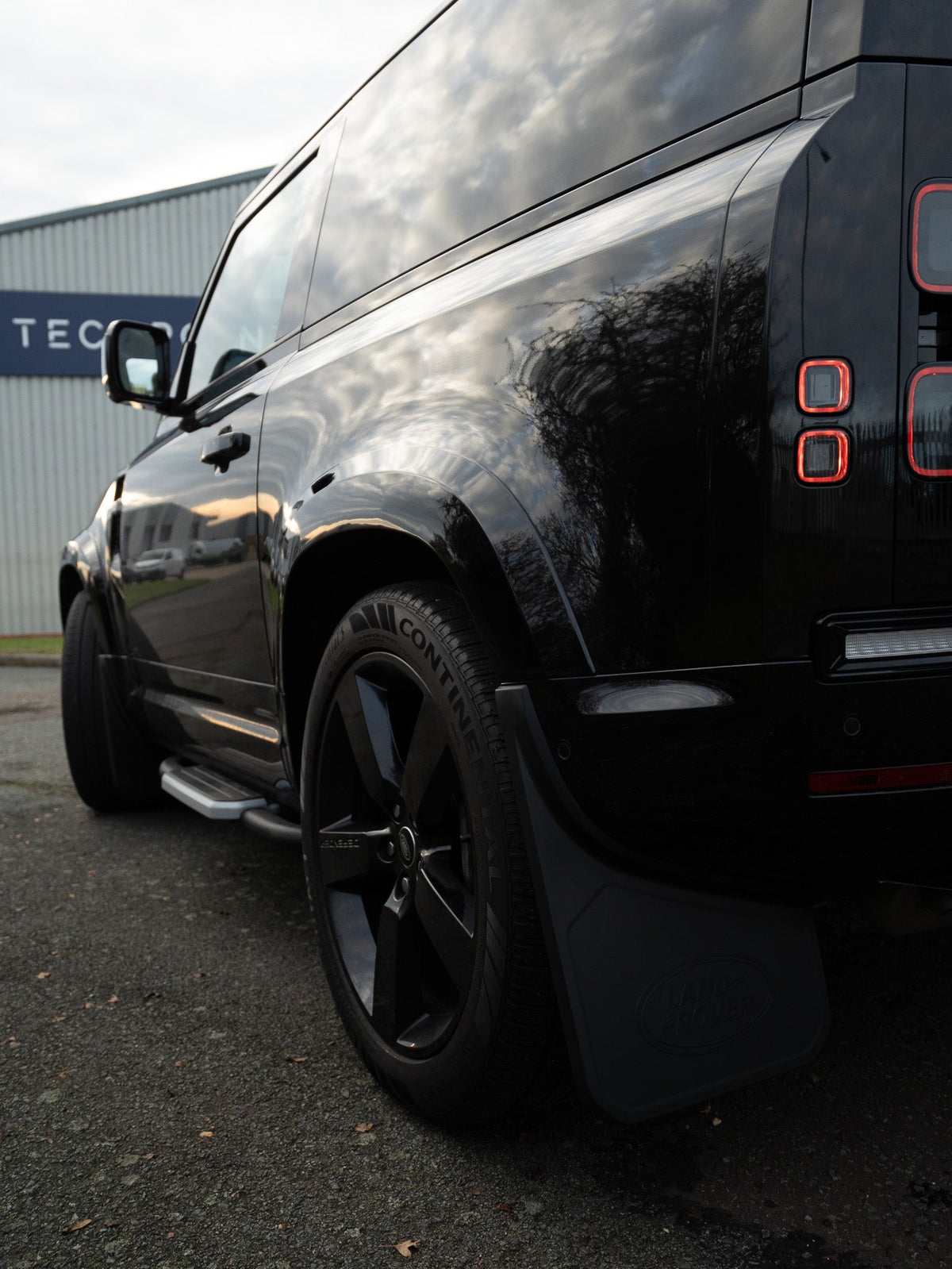 Defender L663 Gloss Black 110 Wide Wheel Arch Kit - view 9